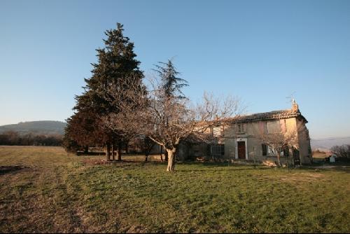 Mas en Provence à rénover sur 1,5 hectares proche d'Apt